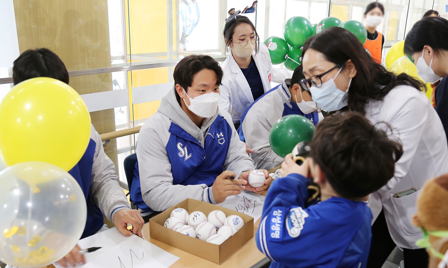 삼성라이온즈 선수단, 후원물품 및 후원금 전달식 관련이미지3, 이미지를 클릭하시면 원본크기를 보실 수 있습니다.